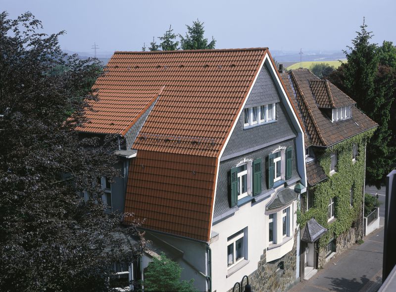 © Braas Moderne Eindeckung, effiziente Wärmedämmung und die Nutzung von Sonnenenergie: ein gepflegtes Dach spricht für sich und die Werthaltigkeit der Immobilie.
